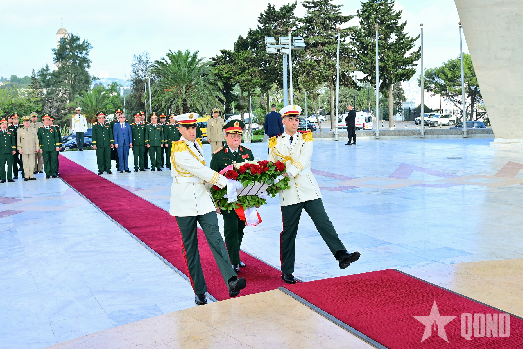 Đại tướng Nguyễn Trọng Nghĩa dâng hoa tưởng niệm Chủ tịch Hồ Chí Minh tại Algeria